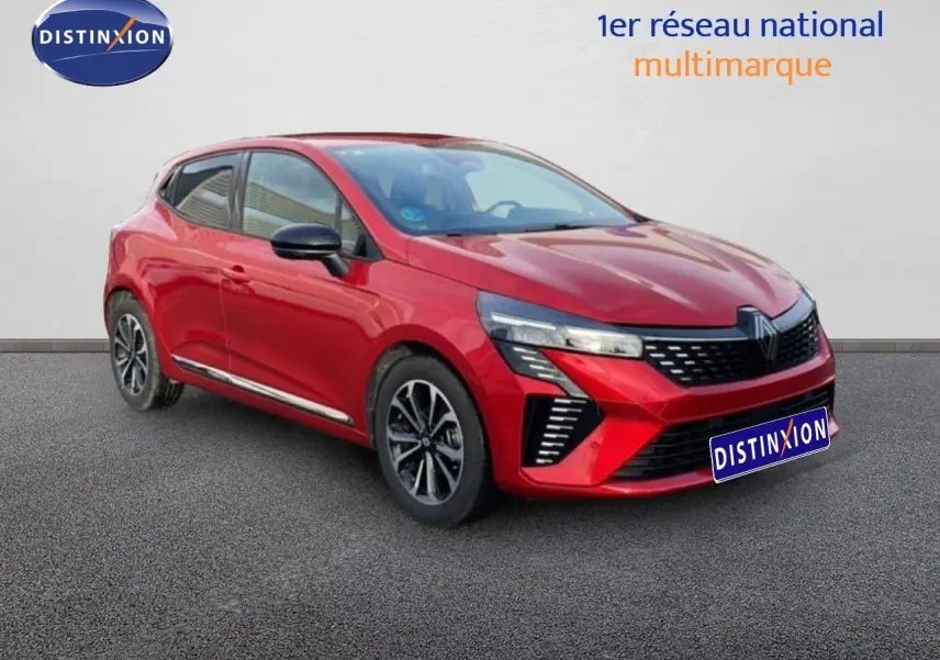 Renault Clio 2025 rouge désir métal en 3/4 avant droit, avec calandre noire et jantes alliage bicolores.