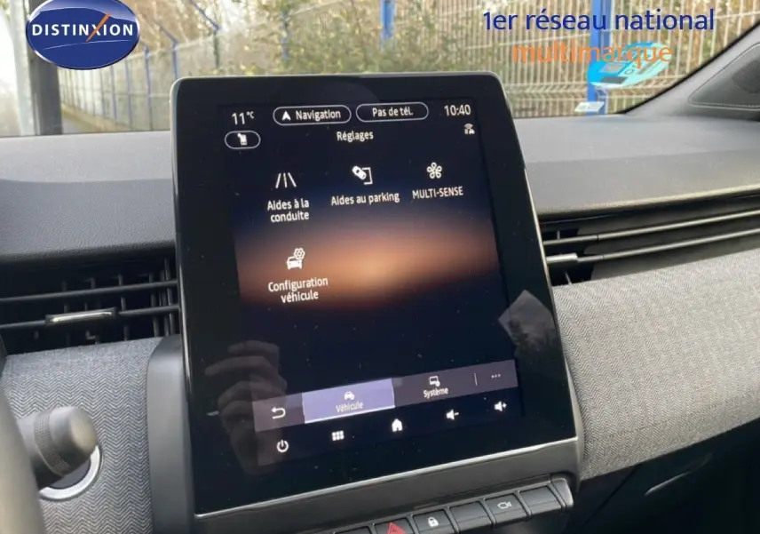 Écran tactile central affichant les réglages d’aide à la conduite dans l’habitacle gris clair d’une Renault Clio 2025.