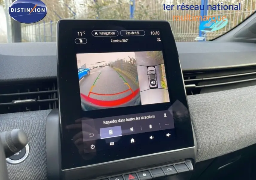Écran central de Renault Clio 2025 montrant la caméra 360° avec vue arrière et latérale, intérieur tissu gris.
