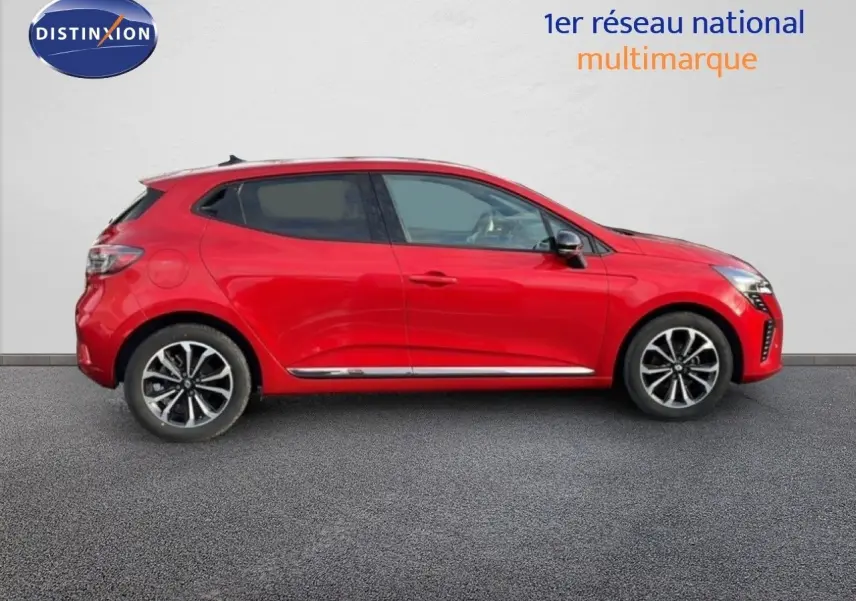 Profil droit de la Renault Clio 2025 rouge désir métal, soulignant ses jantes alliage et lignes dynamiques.