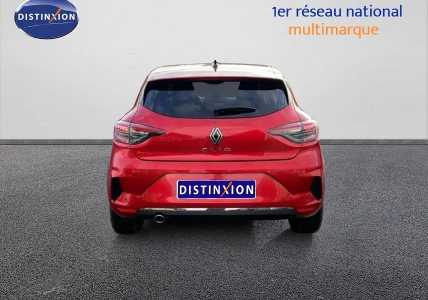 Vue arrière d'une Renault Clio rouge Désir Métal 2025 avec feux LED et logo centré sur fond neutre.