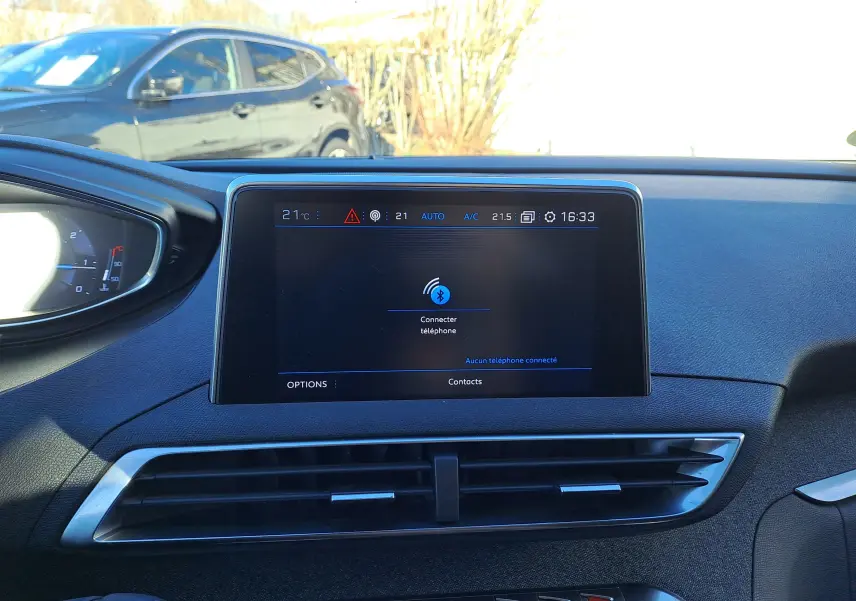 Tableau de bord du Peugeot 5008 gris 2019 avec écran central tactile affichant la connexion Bluetooth.