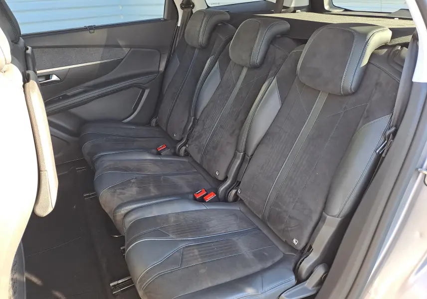 Vue intérieure côté droit des sièges arrière en cuir et alcantara noirs du Peugeot 5008 gris 7 places, version Crossway 2019.