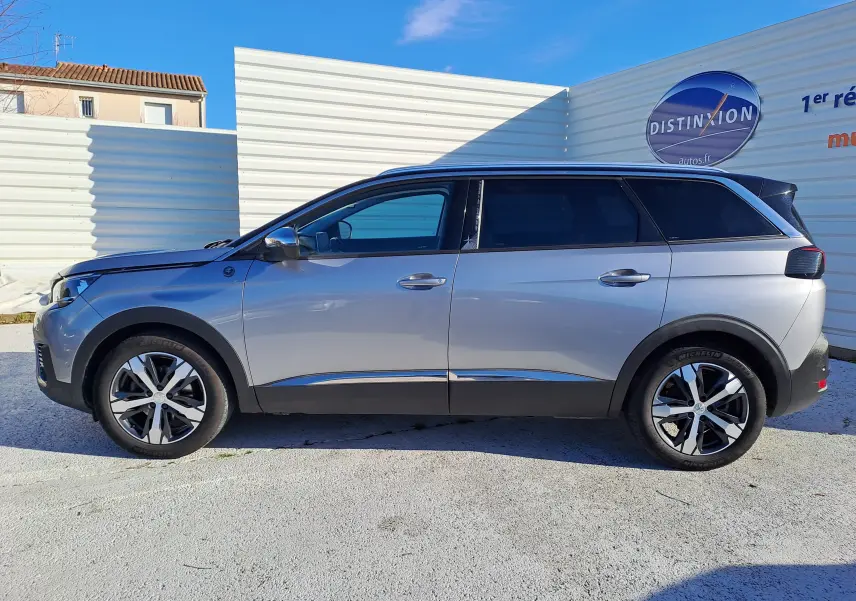 Vue latérale droite d’un Peugeot 5008 gris 2019, SUV 7 places avec jantes alliage et vitres teintées.