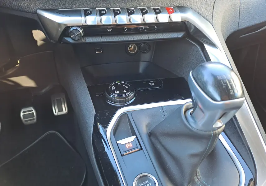 Vue rapprochée de la console centrale intérieure du Peugeot 5008 gris 2019, avec levier de vitesse manuel et commandes.