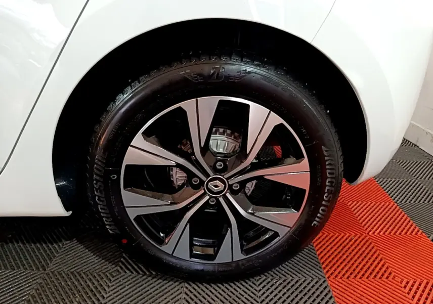 Gros plan sur la roue arrière droite blanche de la Renault Clio Business TCe 100 GPL, avec pneu Bridgestone visible.