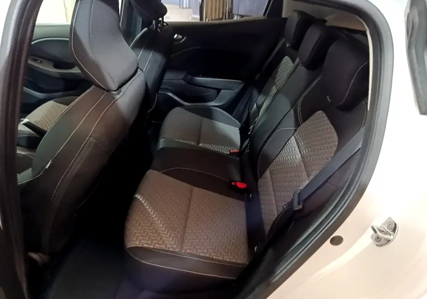 Vue intérieure côté droit sur la banquette arrière noire et grise de la Renault Clio Business blanche de 2023.