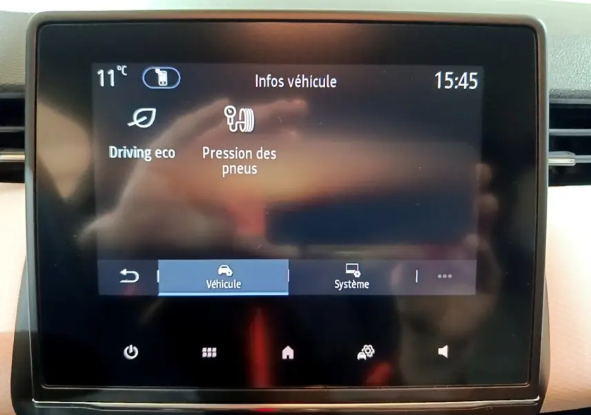 Écran tactile central de la Renault Clio Business blanc, affichant les infos véhicule sur la pression des pneus.