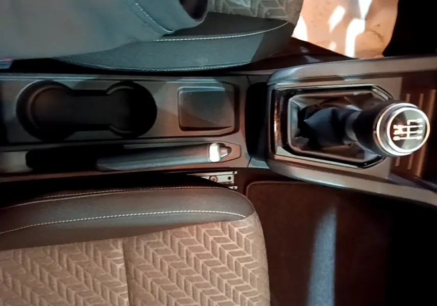 Vue intérieure centrée sur la console centrale et levier de vitesses manuel de la Renault Clio Business TCe 100 GPL 2023.