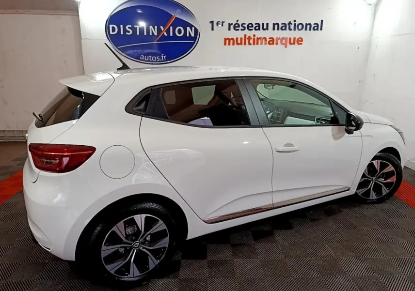 Renault Clio Business TCe 100 GPL 2023 vue de profil droit, blanche, avec jantes alliage et rétroviseurs noirs.