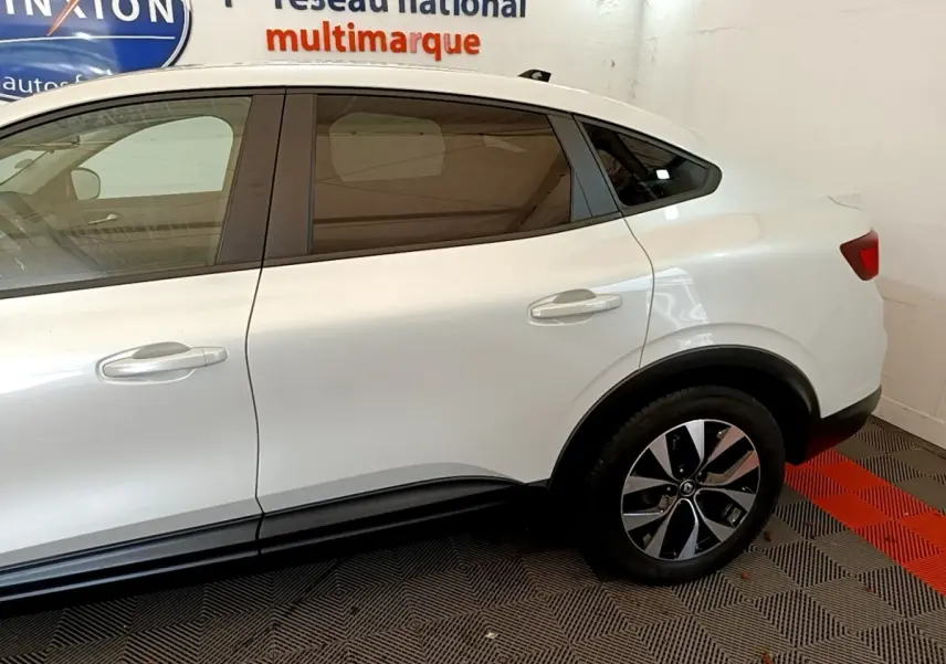 Vue latérale côté droit du Renault Arkana blanc, mettant en valeur la ligne fluide et les jantes modernes.