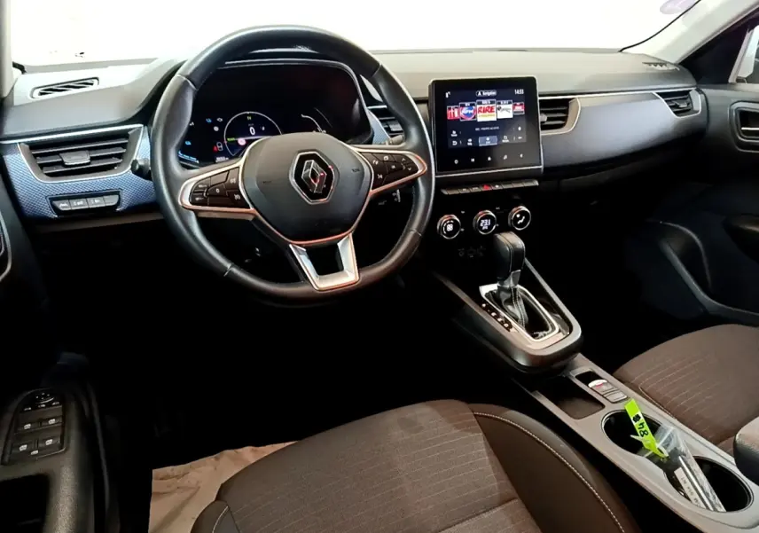 Vue intérieure côté conducteur du tableau de bord et volant cuir du Renault Arkana Evolution E-Tech 2023.