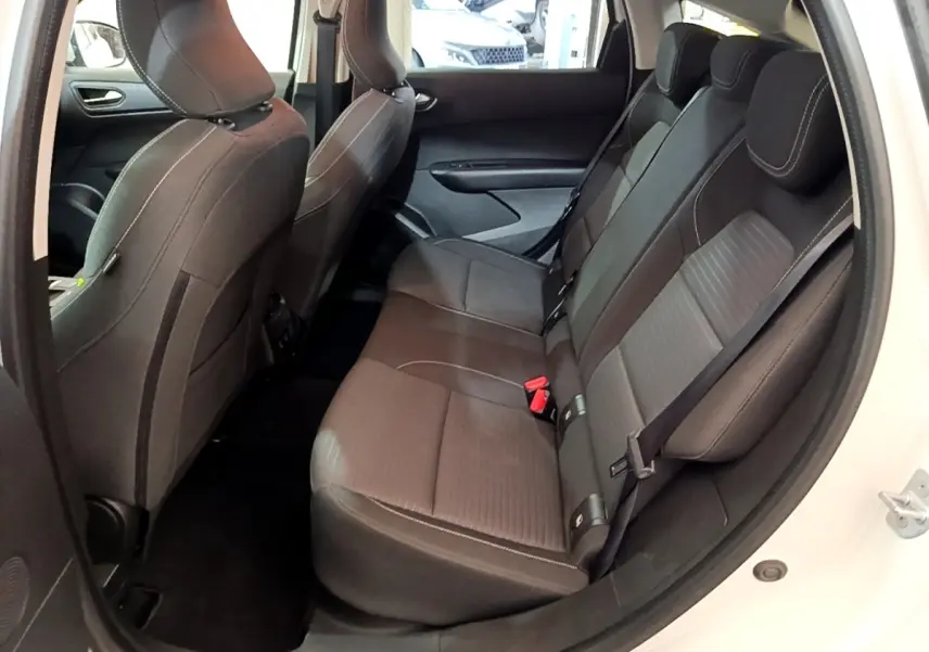 Vue intérieure côté droit des sièges arrière noirs du Renault Arkana blanc, montrant la banquette 3 places et les appuie-têtes.