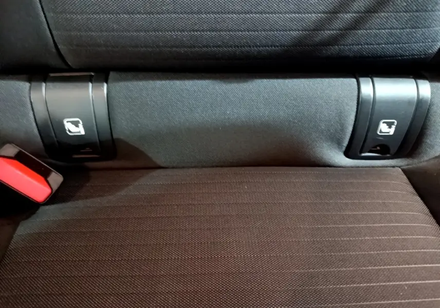 Détail de la banquette arrière noire du Renault Arkana avec attaches Isofix visibles sur les côtés.