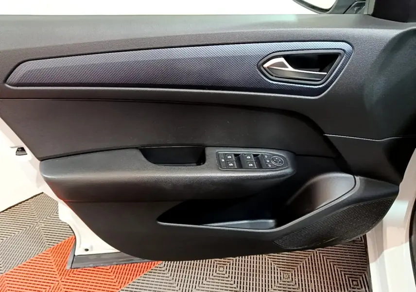 Vue rapprochée de la porte avant gauche noire avec commandes électriques sur Renault Arkana blanc 2023.