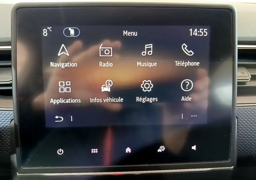 Écran tactile central affichant le menu principal du système multimédia du Renault Arkana blanc, vue de face.
