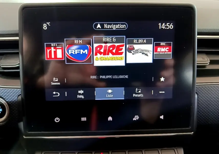 Écran tactile central affichant la navigation et les radios dans l’habitacle du Renault Arkana blanc.