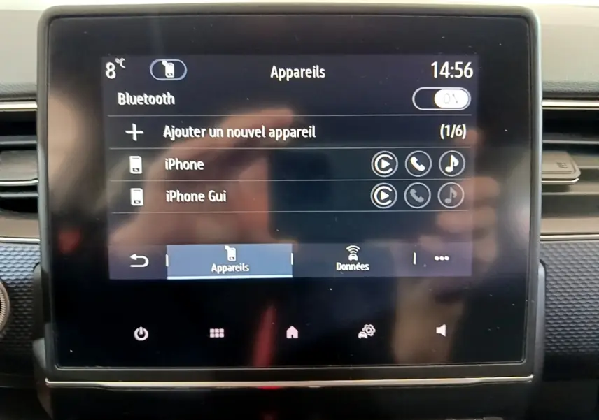 Écran tactile central de la Renault Arkana blanc 2023 affichant menu Bluetooth avec options de connexion appareils.