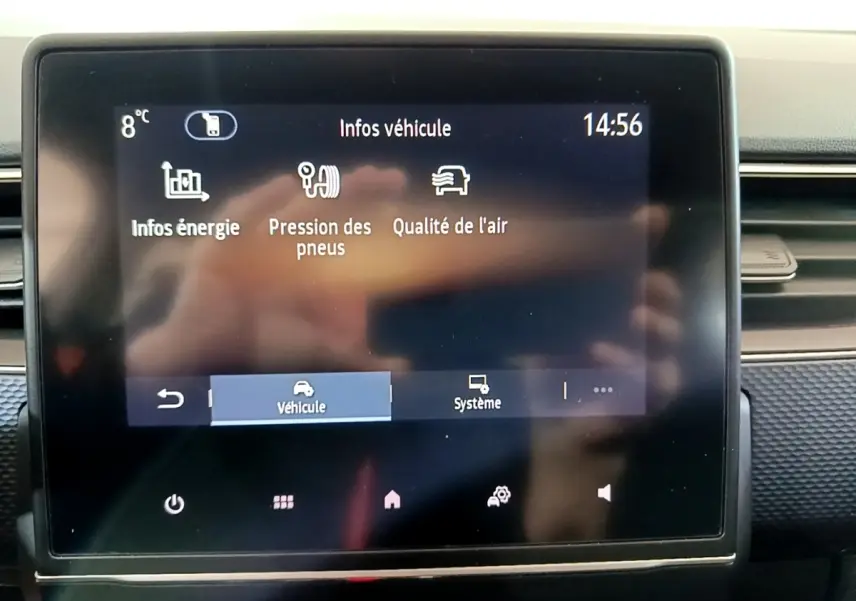 Écran tactile central affichant les infos véhicule dans une Renault Arkana blanc, vue intérieure frontale.