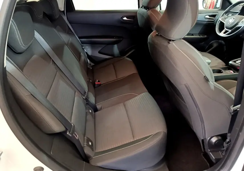 Vue intérieure côté arrière droit du Renault Arkana blanc 2023, montrant les sièges arrière en tissu gris foncé avec surpiqûres claires.