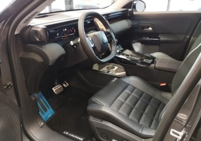 Intérieur avant droit du Citroën C5 Aircross gris 2026 avec sièges cuir noir et tableau de bord moderne.