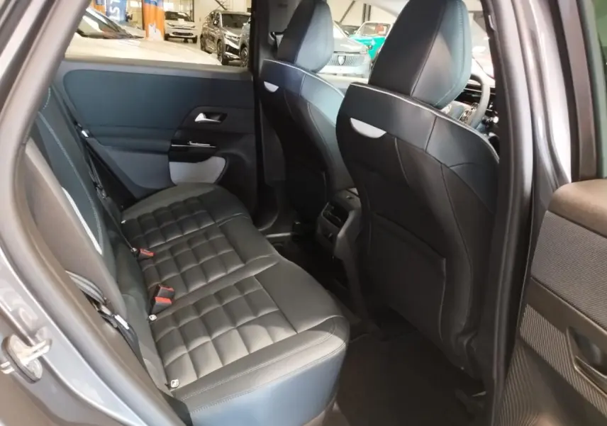 Vue intérieure côté gauche de la banquette arrière en cuir noir du Citroën C5 Aircross gris, avec sièges avant visibles.
