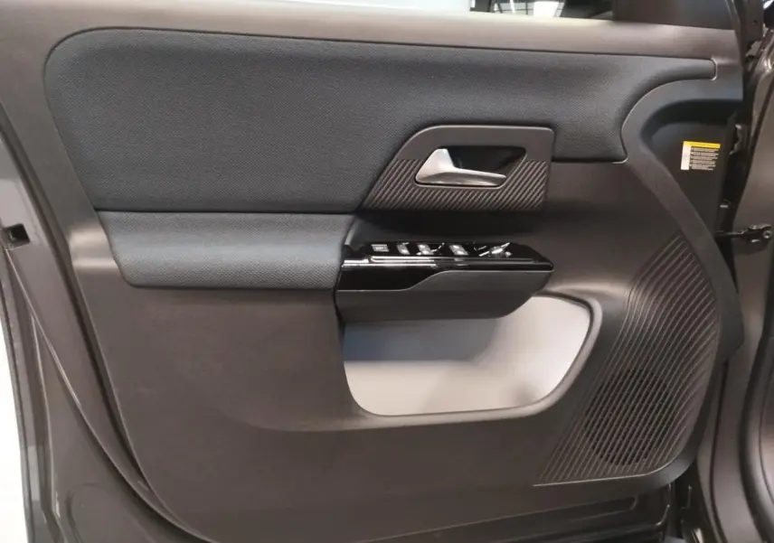 Vue intérieure côté gauche de la porte avant gris métallisé du Citroën C5 Aircross avec commandes de vitres et haut-parleur intégré.