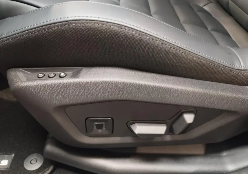 Détail des commandes de réglage électrique du siège conducteur gris du Citroën C5 Aircross 2026.