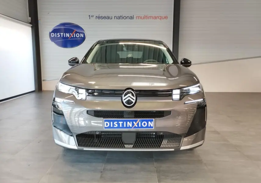 Vue frontale d'une Citroën C5 Aircross gris métallisé avec calandre noire brillante et feux LED distinctifs.