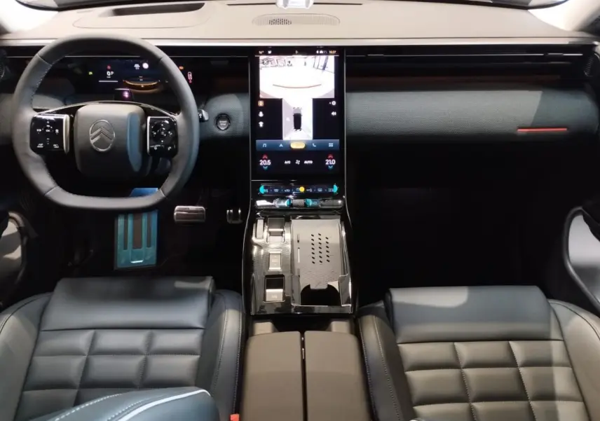 Vue intérieure avant du Citroën C5 Aircross 2026, tableau de bord noir avec écran tactile vertical et sièges cuir noir.