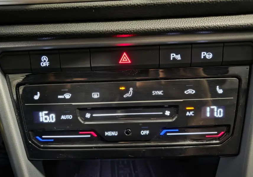 Panneau de commande de la climatisation bi-zone du Volkswagen T-Roc 2025, avec affichage digital et boutons tactiles.