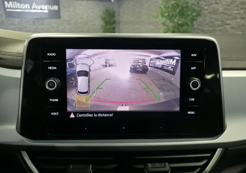 Écran tactile intérieur affichant la caméra de recul avec guidage dynamique du Volkswagen T-Roc gris.