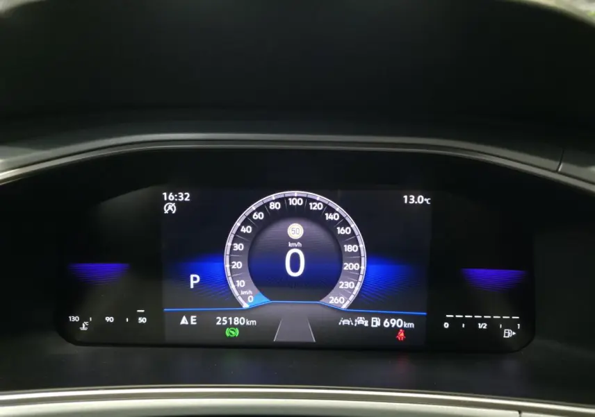 Tableau de bord numérique du Volkswagen T-Roc 2025 avec affichage digital de la vitesse et informations de conduite.