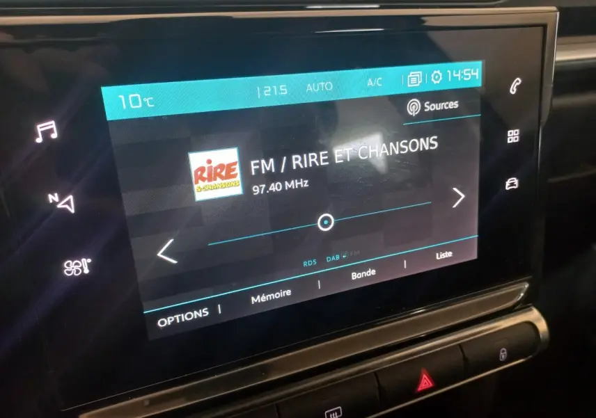 Écran tactile central de la Citroën C3 noir affichant la radio FM sur la station Rire et Chansons.