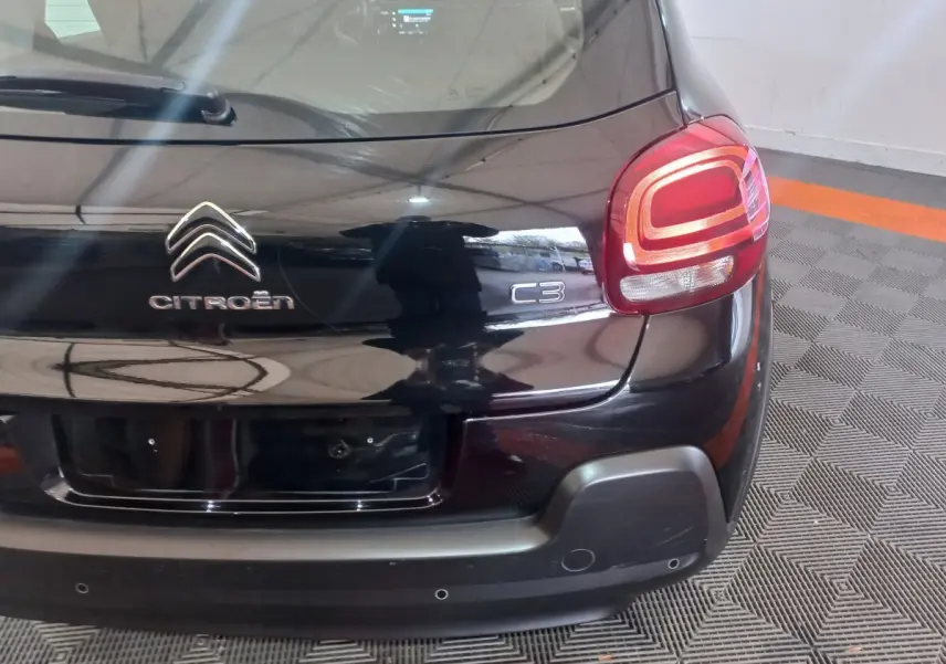Vue arrière droite d'une Citroën C3 noire 2024 avec feux arrière LED et logo distinctif visible.