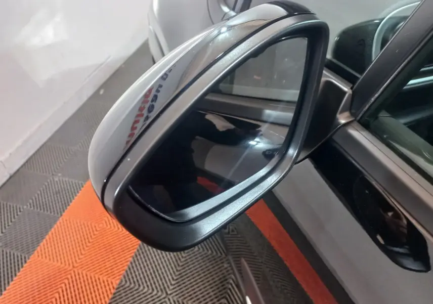 Rétroviseur extérieur droit noir brillant de Citroën C3 2024, avec carrosserie noire et reflet intérieur visible.