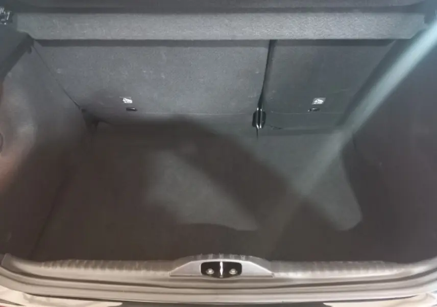 Coffre ouvert vu de dessus d'une Citroën C3 noire 2024, montrant la banquette arrière rabattable 2/3-1/3.