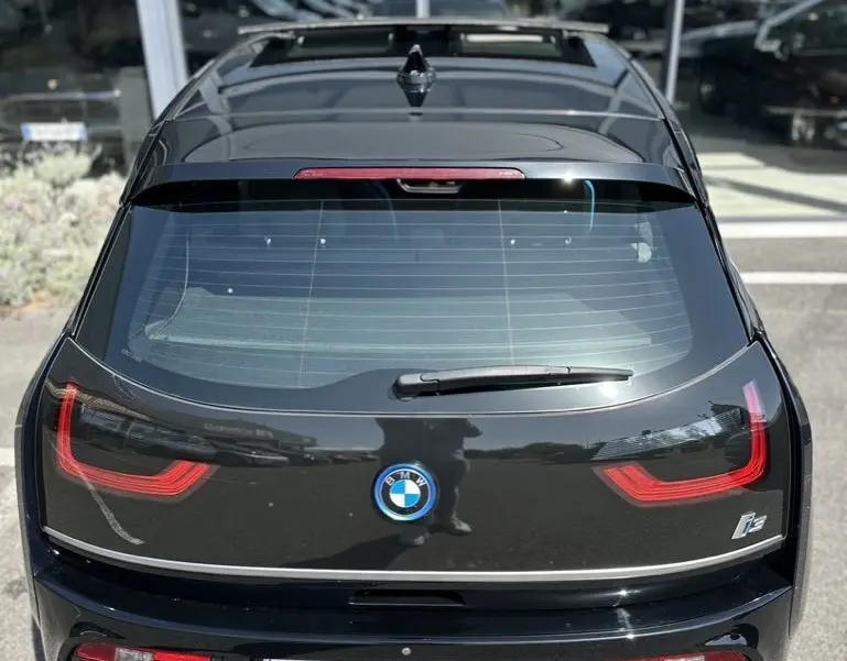 Vue arrière d'une BMW i3 électrique bleue 2022 avec feux LED caractéristiques et logo BMW bien visibles.
