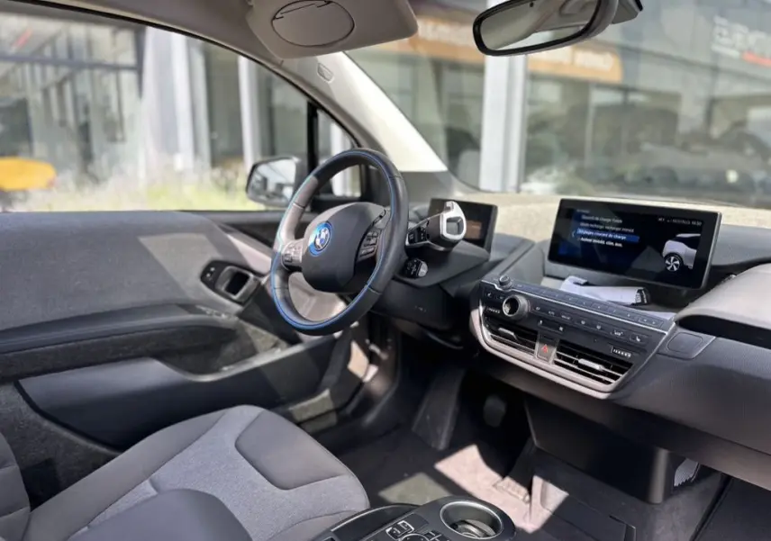 Intérieur de la BMW I3 120 AH Edition Windmill 2022, vue côté conducteur avec tableau de bord et écran central.