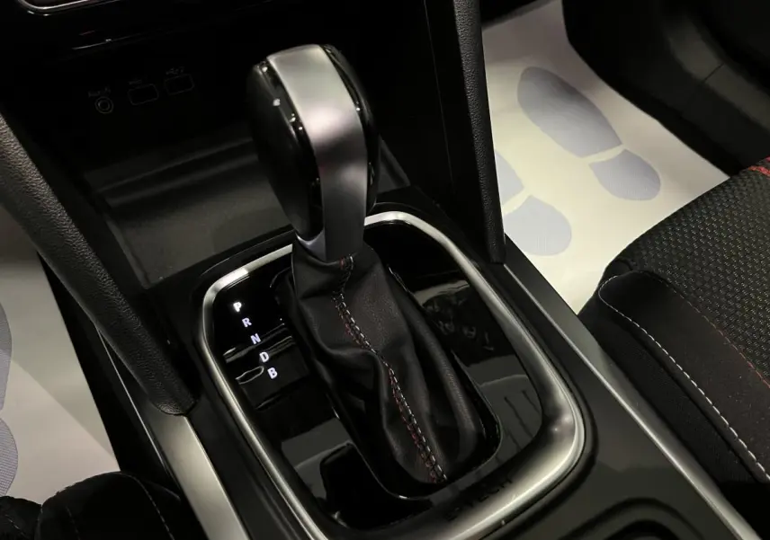 Levier de vitesse automatique avec surpiqûres rouges de la Renault Mégane 1.6 E-Tech Plug-in Hybride intérieur noir.