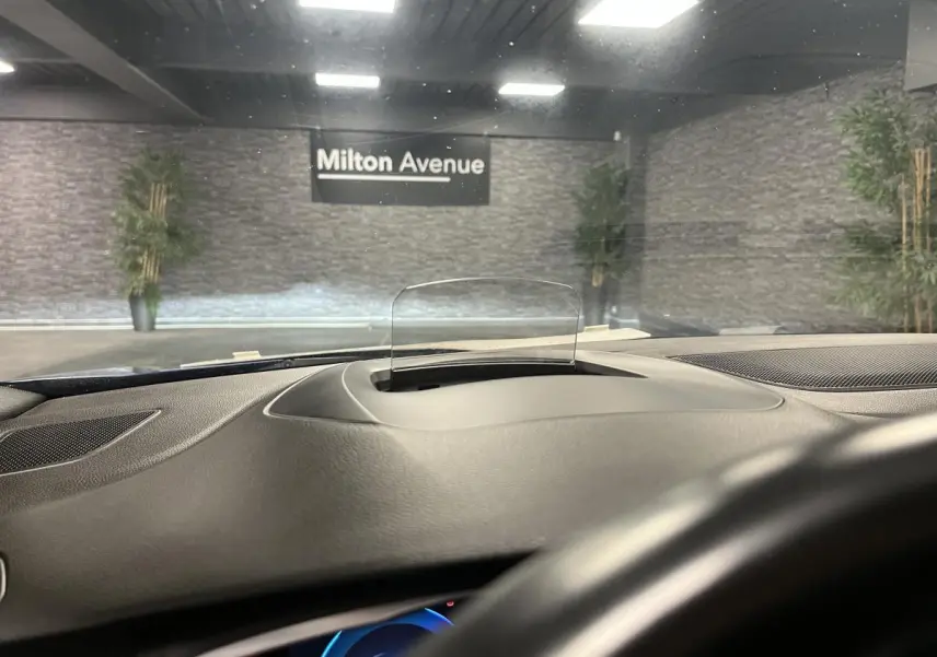 Affichage tête haute transparent sur tableau de bord noir de Renault Mégane bleu vue intérieure avant