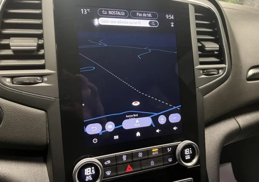 Écran tactile central avec navigation active dans l'habitacle noir de la Renault Mégane 1.6 E-Tech Plug-in Hybride R.S. Line