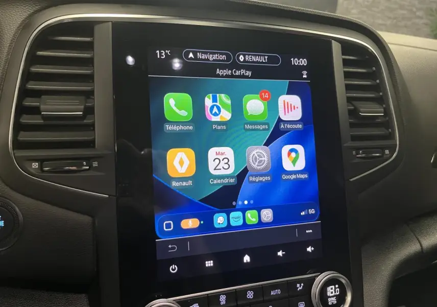 Écran tactile central du tableau de bord de la Renault Mégane hybride, affichant Apple CarPlay en intérieur noir.