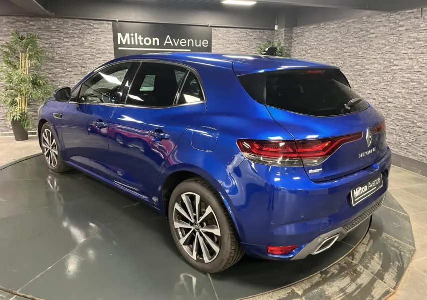 Vue 3/4 arrière droite de la Renault Mégane 1.6 E-Tech Plug-in Hybride bleu avec jantes alliage et feux LED dynamiques.