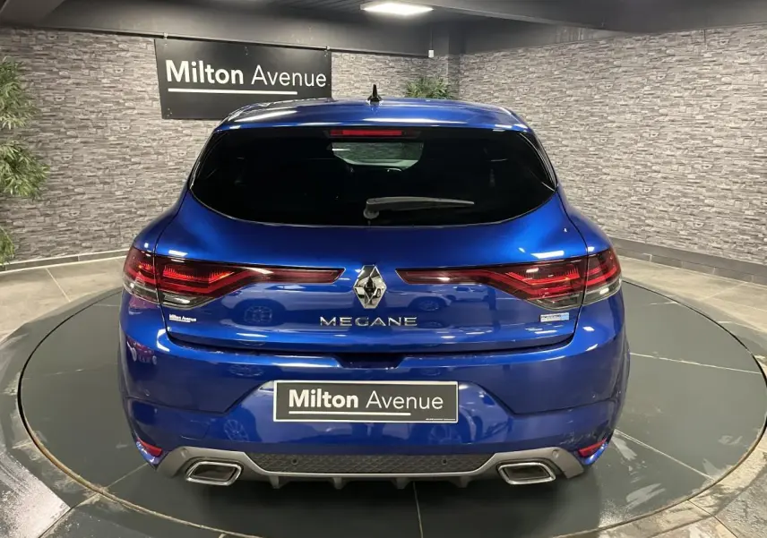 Vue arrière d'une Renault Mégane 1.6 E-Tech Plug-in Hybride bleu Iron avec double sortie d'échappement chromée.