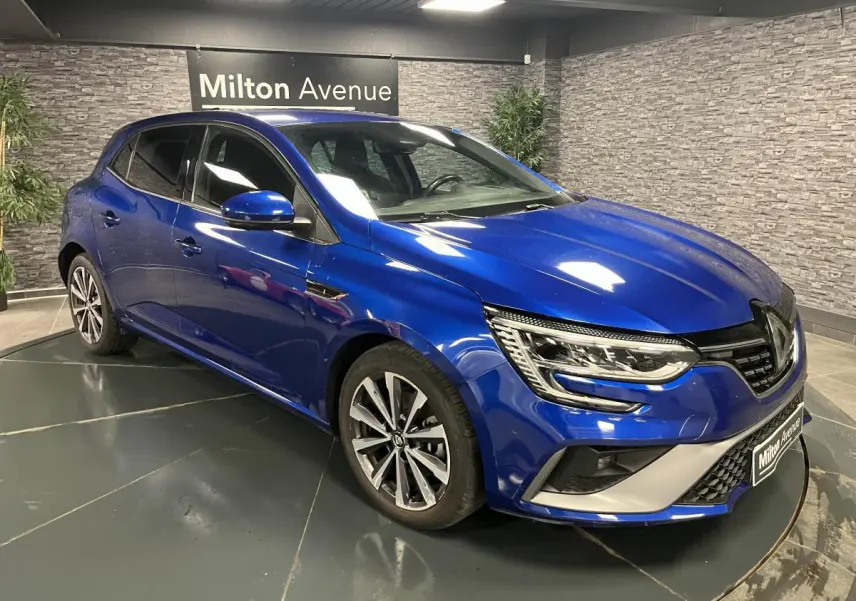 Vue 3/4 avant droite de la Renault Mégane hybride rechargeable bleu Iron avec jantes alliage et calandre sport.