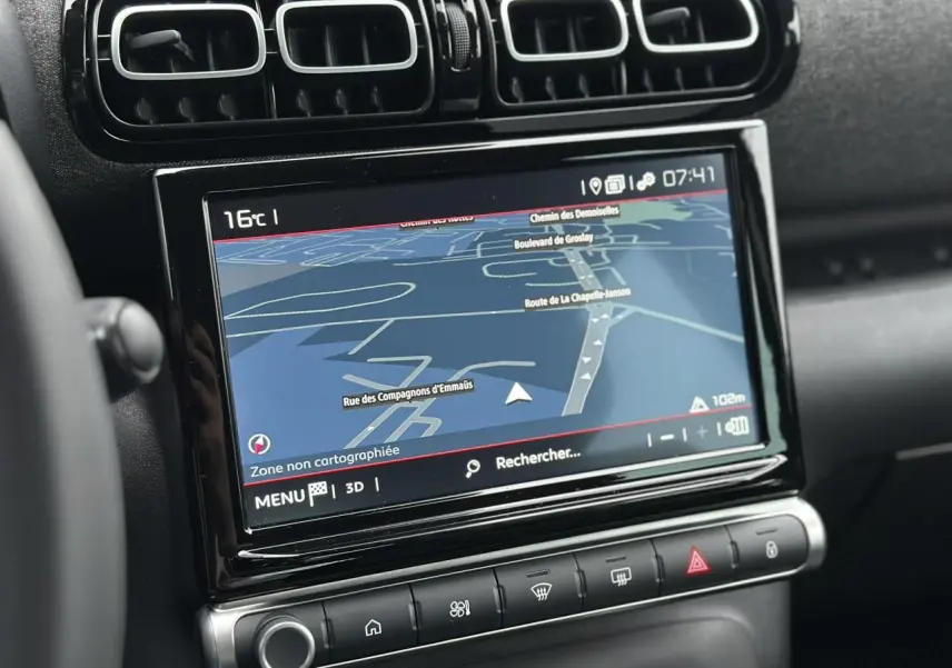 Écran tactile GPS en gros plan sur le tableau de bord noir du Citroën C3 Aircross 2024 PureTech 130.
