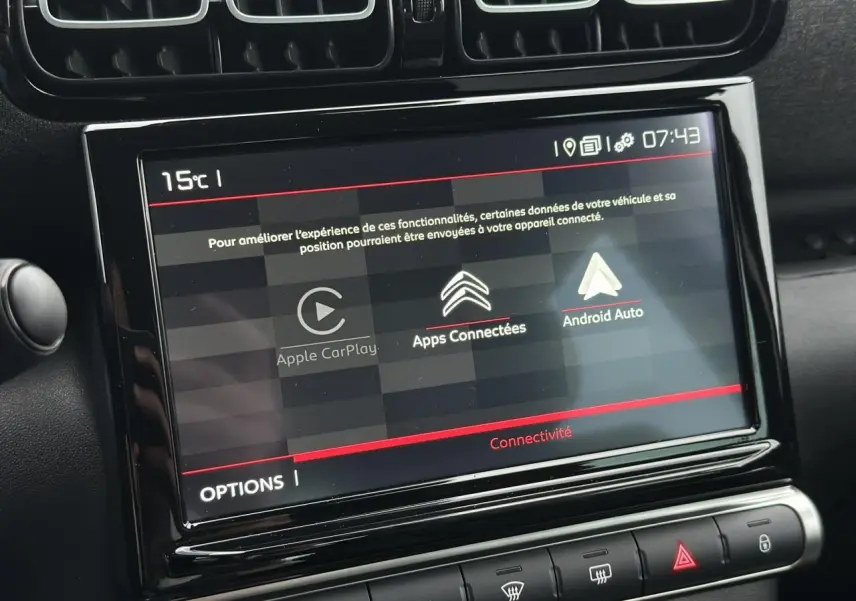Écran tactile central de la Citroën C3 Aircross 2024 affichant Apple CarPlay et Android Auto, intérieur noir.