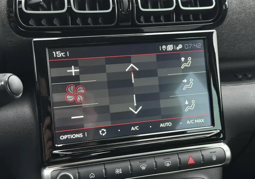 Écran tactile central de la climatisation sur tableau de bord noir d'une Citroën C3 Aircross 2024.