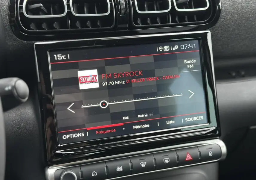 Écran tactile central affichant la radio FM Skyrock dans l'habitacle noir du Citroën C3 Aircross 2024.